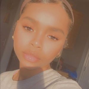 Meet your Posher, Safia